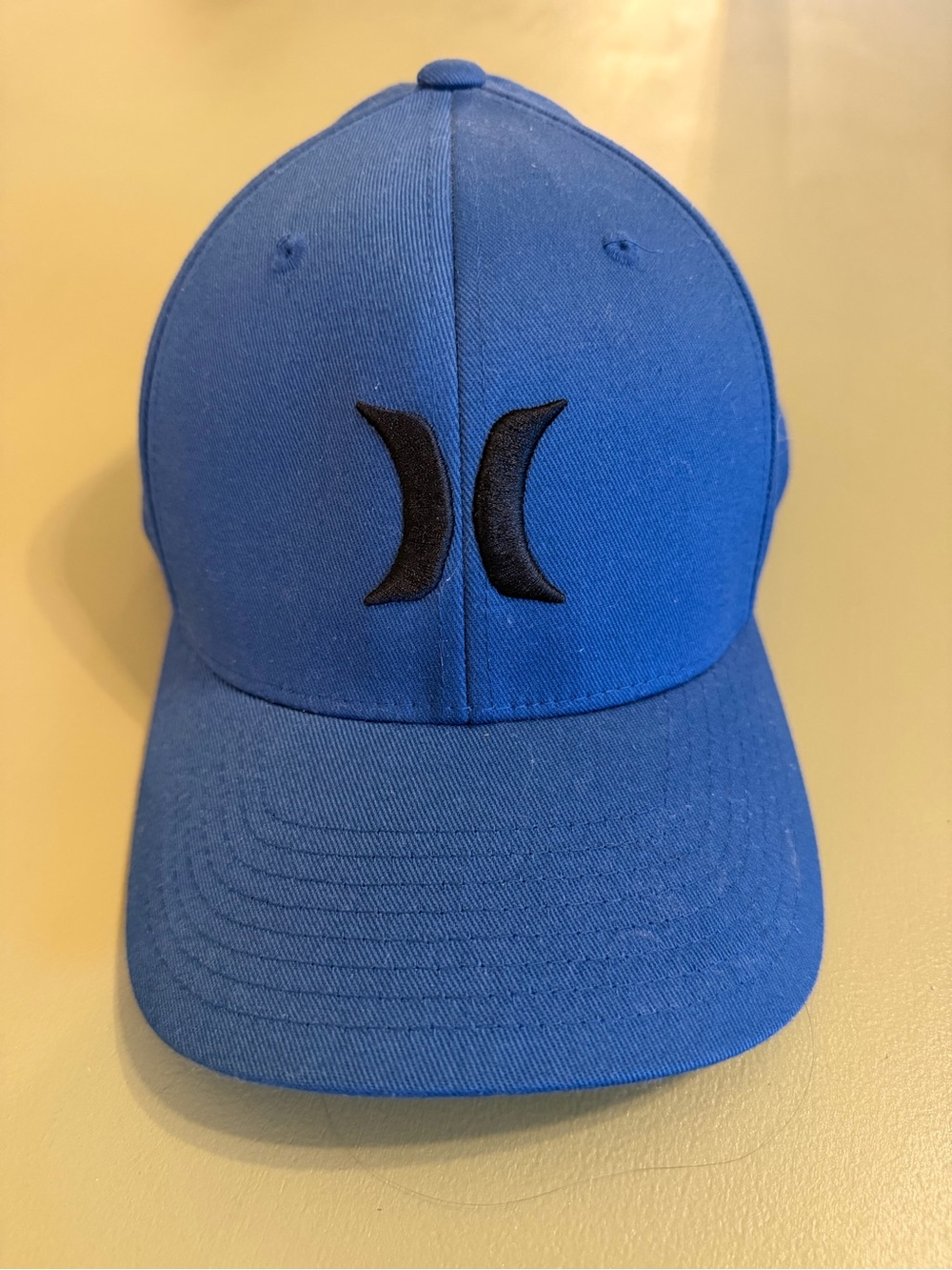 Hurley Flex-fit  Men's Curved-Brim Cap with Black Logo S/M